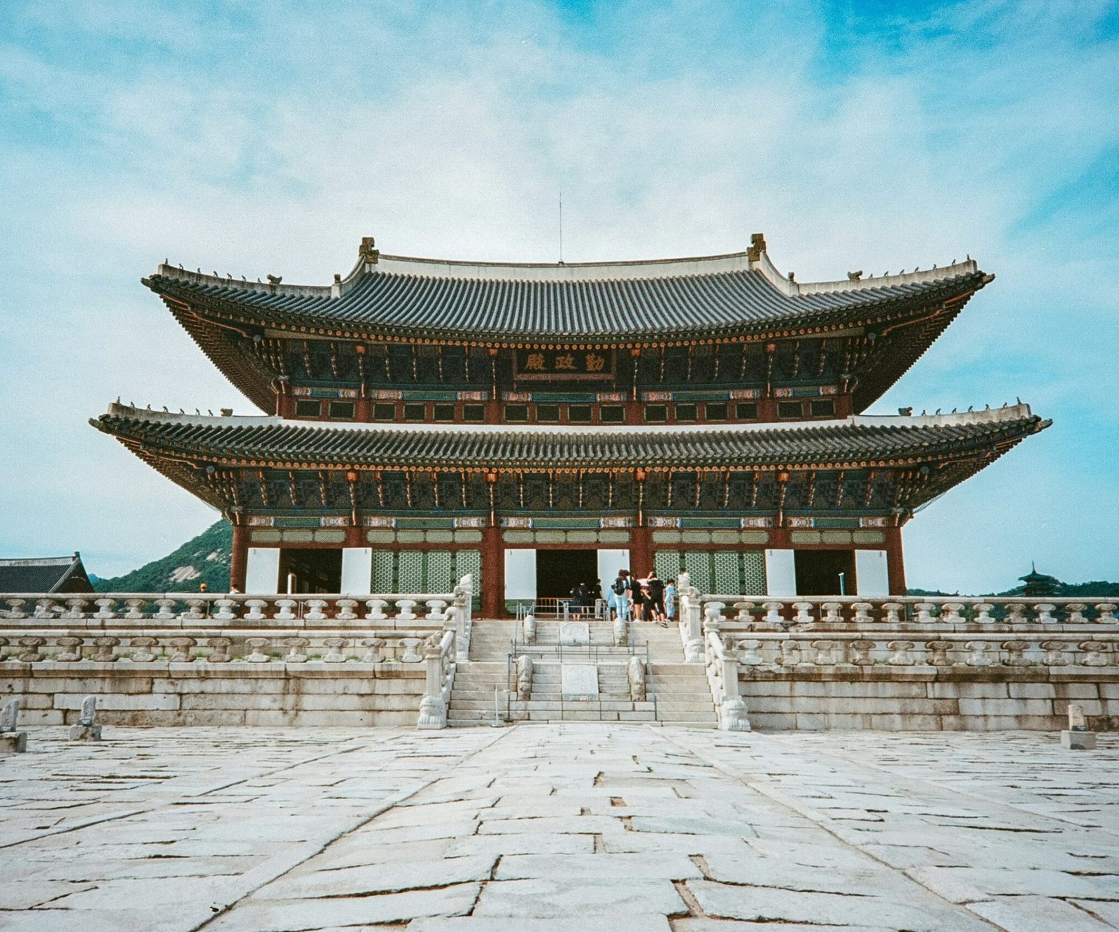 daniel-bernard-RbaGeW_LbGs-unsplash